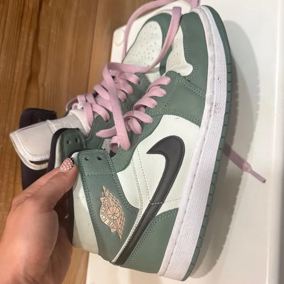 Air Jordan 1 Mid SE ‘Dutch Green’ - Picture 4 of 9